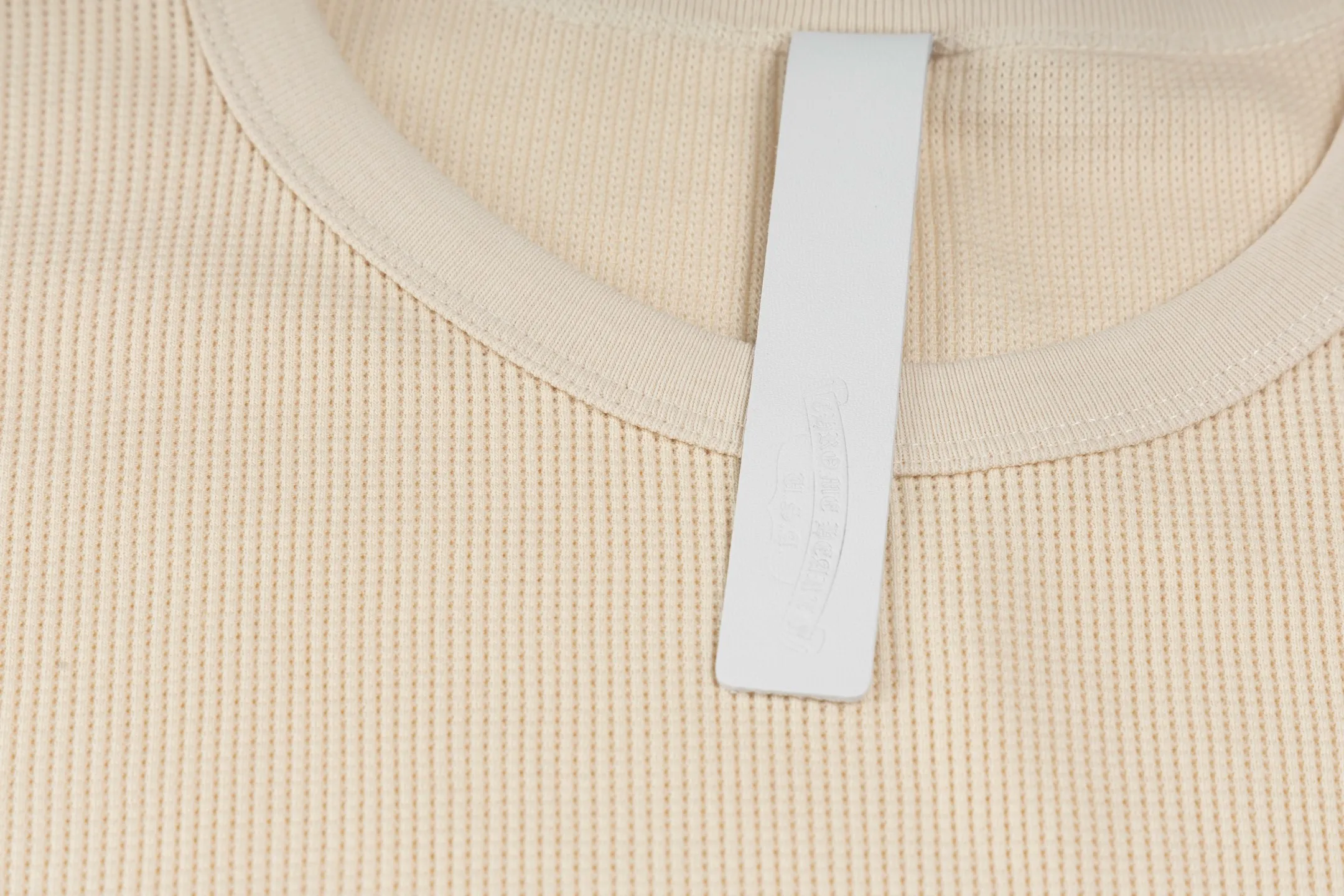 🅿️280 [Exclusive supply] CH Crow Heart Sanskrit Embroidered Waffle Short Sleeve (Apricot) The fabric is made of high-quality 230G cotton terry fabric, which is known for its clear lines and soft and delicate texture. Its waffle design not only enhances the visual effect, but also improves the breathability of the fabric. The embroidery patterns on the short sleeves are completed through fine handcrafts. In terms of craftsmanship, this short sleeve uses a special weaving machine to ensure the lightness and comfort of the fabric. The six prints on each piece of clothing have been tested through 3D electronic scanning to restore the details and ensure the clarity and fineness of the print. In addition, the overall fit of the clothes is loose and suitable for both men and women, providing a casual yet fashionable style. Size:S/M/L